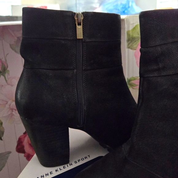 Clarks 3 inch Stacked Heel Suede Boot - USED - Picture 12 of 15